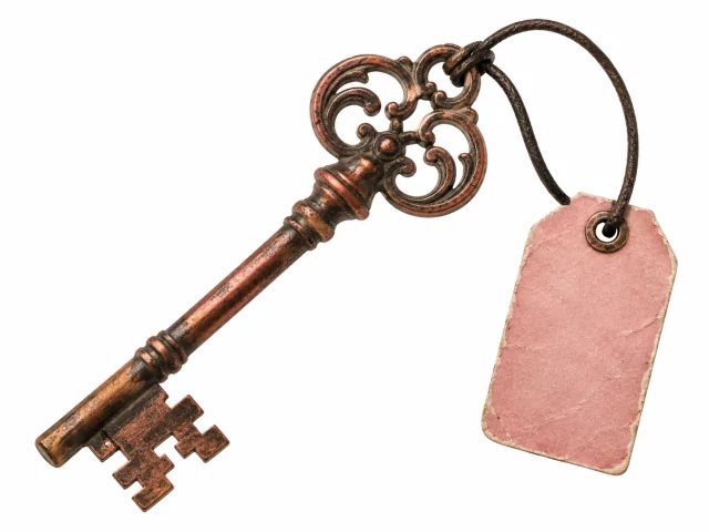 Une clé ancienne avec son étiquette rose.