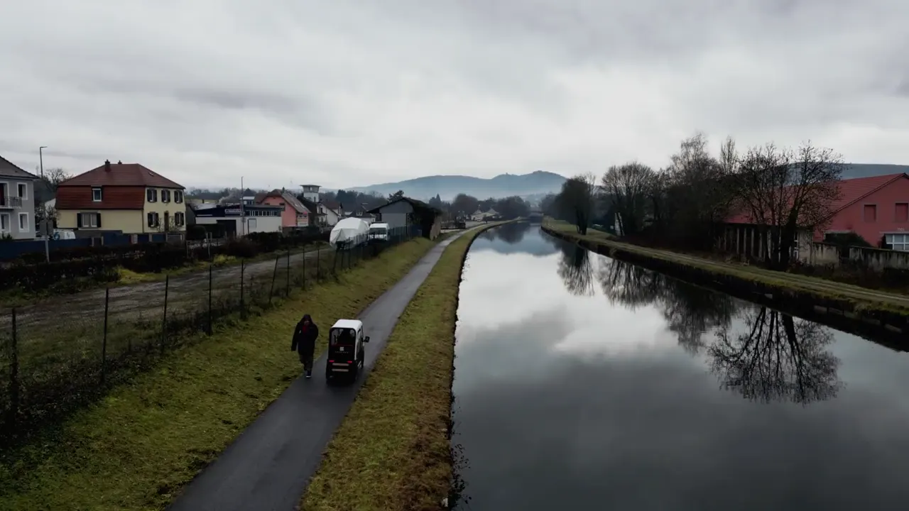 Ein leichtes Zwischenfahrzeug auf einem Weg entlang eines Kanals.