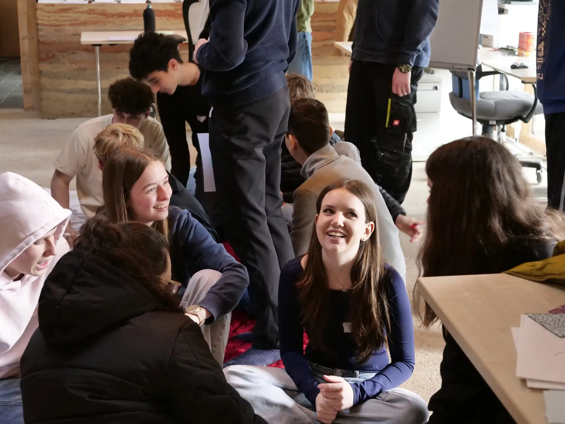 Eine Gruppe tauscht sich während eines Workshops im Äerdschëff aus.