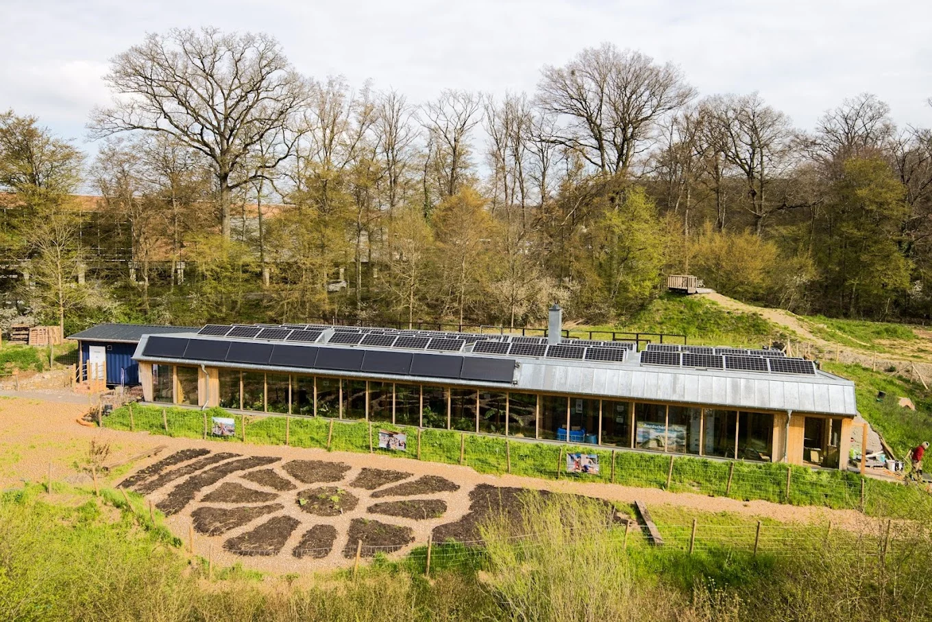 Das Äerdschëff-Gebäude mit seinem Gewächshaus.