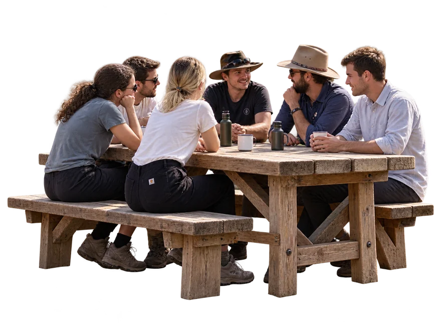 Groupe convivial autour d'une table rustique